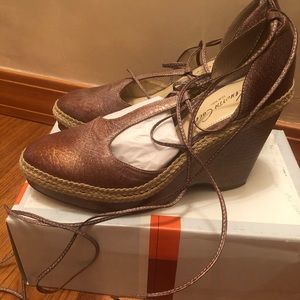 Beautiful Kenneth Cole shoes.Good holiday addition